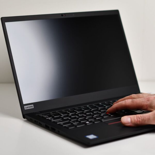 Lenovo ThinkPad X1 Carbon käytössä